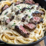 Makaron z stekiem w sosie Gorgonzola Alfredo